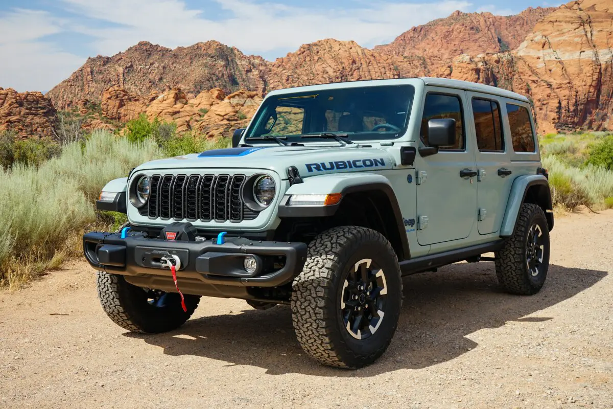 A jeep parked on top of a dirt road.